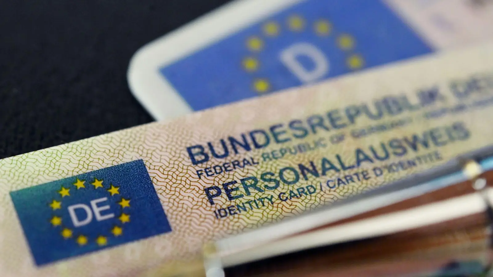 Den Gang zum Amt sollen sich Menschen ab 70 künftig sparen können, wenn ihr Ausweis abläuft. Sie sollen diesen einfach weiternutzen dürfen. (Symbolbild) (Foto: Marijan Murat/dpa)