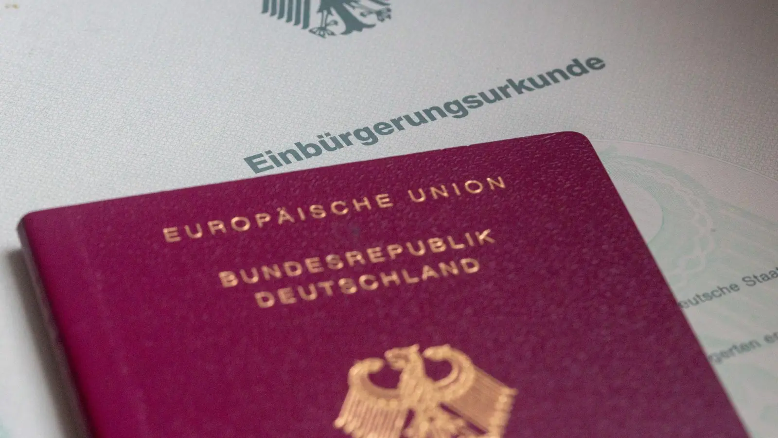 In Deutschland gibt es die Anspruchseinbürgerung und die Ermessenseinbürgerung. (Symbolbild) (Foto: Fernando Gutierrez-Juarez/dpa)