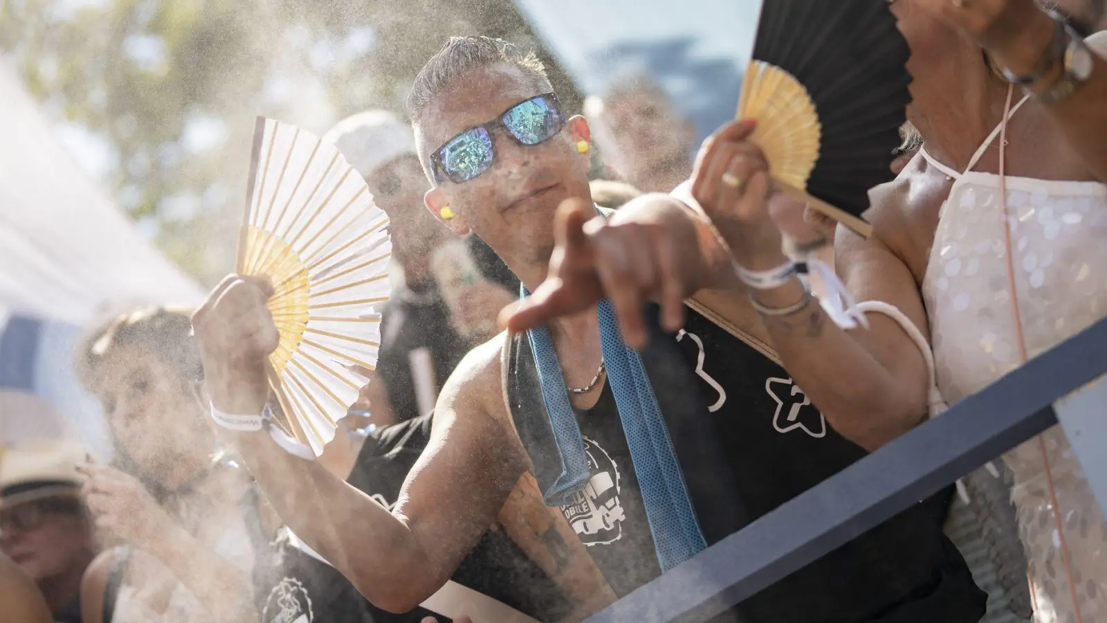Fächer waren wegen der großen Hitze ein wichtiges Parade-Accessoire. (Foto: Til Buergy/KEYSTONE/dpa)