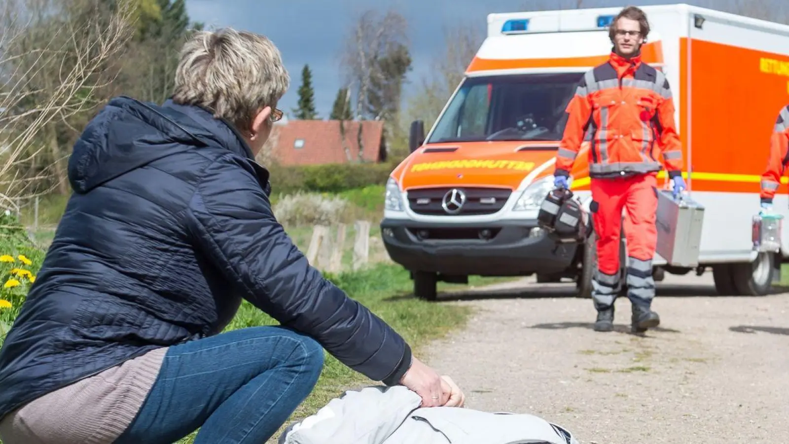 Bei einem Herzstillstand ist schnelles Handeln gefragt – die Zeit bis zum Eintreffen des Rettungsdienstes ist entscheidend. (Foto: Benjamin Nolte/dpa-tmn)