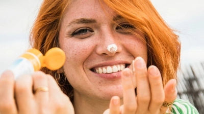Stiftung Warentest hat 14 Sonnencremes fürs Gesicht getestet. (Foto: Christin Klose/dpa-tmn)