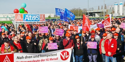 Über 1000 Mitarbeiter demonstrierten bei der Kundgebung vor den Bosch-Werkstoren. Auch viele Delegationen von anderen Industriebetrieben nahmen teil. (Foto: Anna Beigel)
