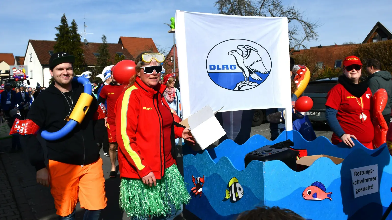 Närrischer Trubel in Markt Erlbach: Zahlreiche Kostümierte bildeten einen eindrucksvollen Gaudiwurm. Die Schaulustigen bekamen viel zu sehen. (Foto: Gudrun Schwarz-Köhler)