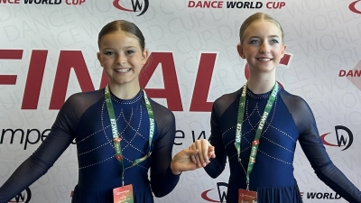 Annika Sappa (links) und Annika Klemm beim Dance World Cup 2026: Die Freundinnen sind begeisterte Balletttänzerinnen.  (Foto: Sylvia Sappa)