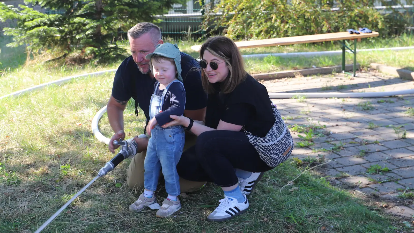 „Wasser marsch” ist auch für diesen Jungen das Motto bei den Wasserspielen der Kinderfeuerwehr. (Foto: Oliver Herbst)