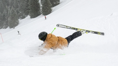 Berufsunfähigkeits- und Privathaftpflichtversicherung sind auch im Schnee wichtig: Sie bieten Schutz bei eigenen und fremden Schäden. (Foto: Benjamin Nolte/dpa-tmn)