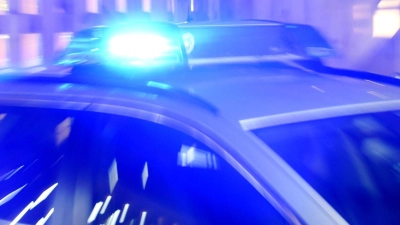 Die Polizei sucht nach einem dreisten Diebstahl in Weidenbach Zeuginnen und Zeugen. (Symbolbild: Carsten Rehder/dpa)