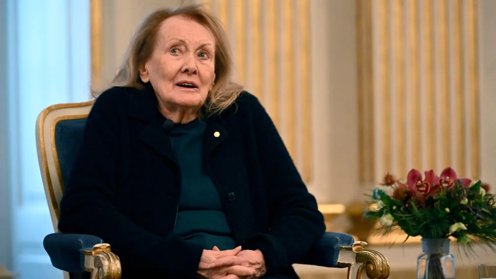 Die französische Schriftstellerin Annie Ernaux auf einer Pressekonferenz. (Foto: Anders Wiklund/TT News Agency via AP/dpa)