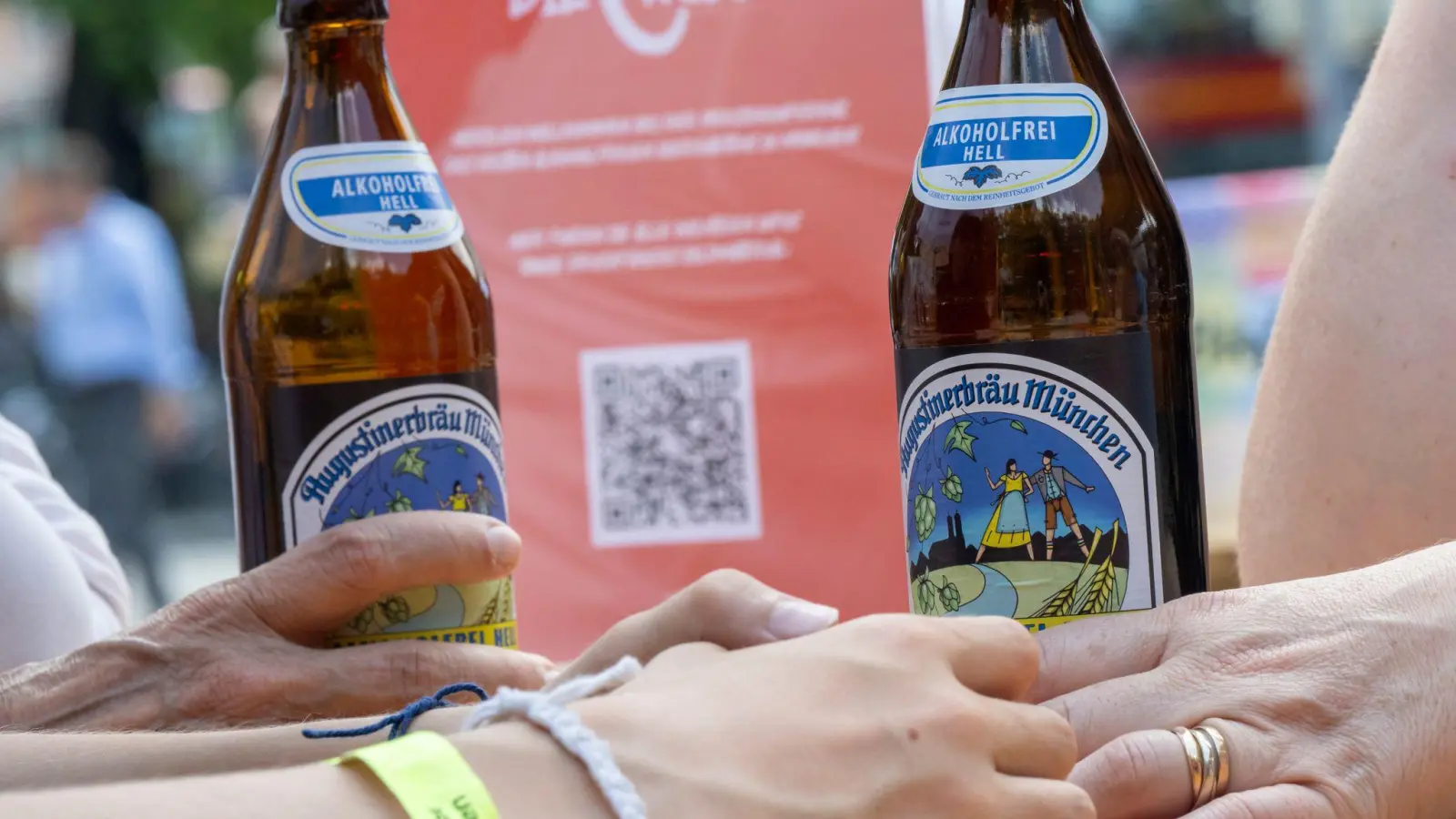 Immer öfter greifen Biertrinker zu alkoholfreien Sorten.  (Foto: Peter Kneffel/dpa)