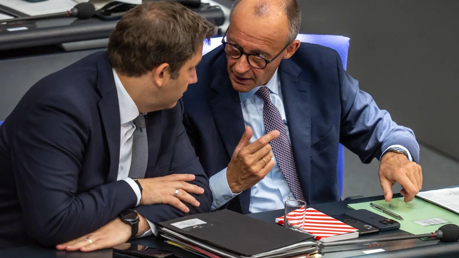 Nicht nur Kanzler und Vizekanzler dürften jetzt aufatmen.  (Foto: Michael Kappeler/dpa)