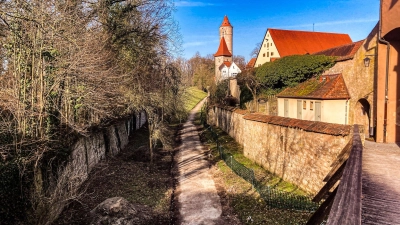 An der Dinkelsbühler Stadtmauer haben die Sanierungsarbeiten begonnen. Deshalb werden oder sind Fußwege gesperrt. (Foto: Ben Kreiner)