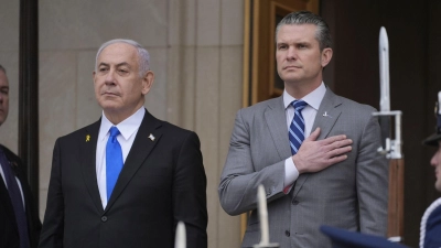 US-Verteidigungsminister Pete Hegseth (r) mit Israels Ministerpräsidenten Benjamin Netanjahu bei einem früheren Treffen. (Archivbild) (Foto: Manuel Balce Ceneta/AP/dpa)