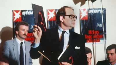 „Stern“-Reporter Gerd Heidemann präsentierte 1983 auf einer Pressekonferenz des Hamburger Magazins „Stern“ die angeblichen Hitler-Tagebücher. (Archivbild) (Foto: Chris Pohlert/dpa)