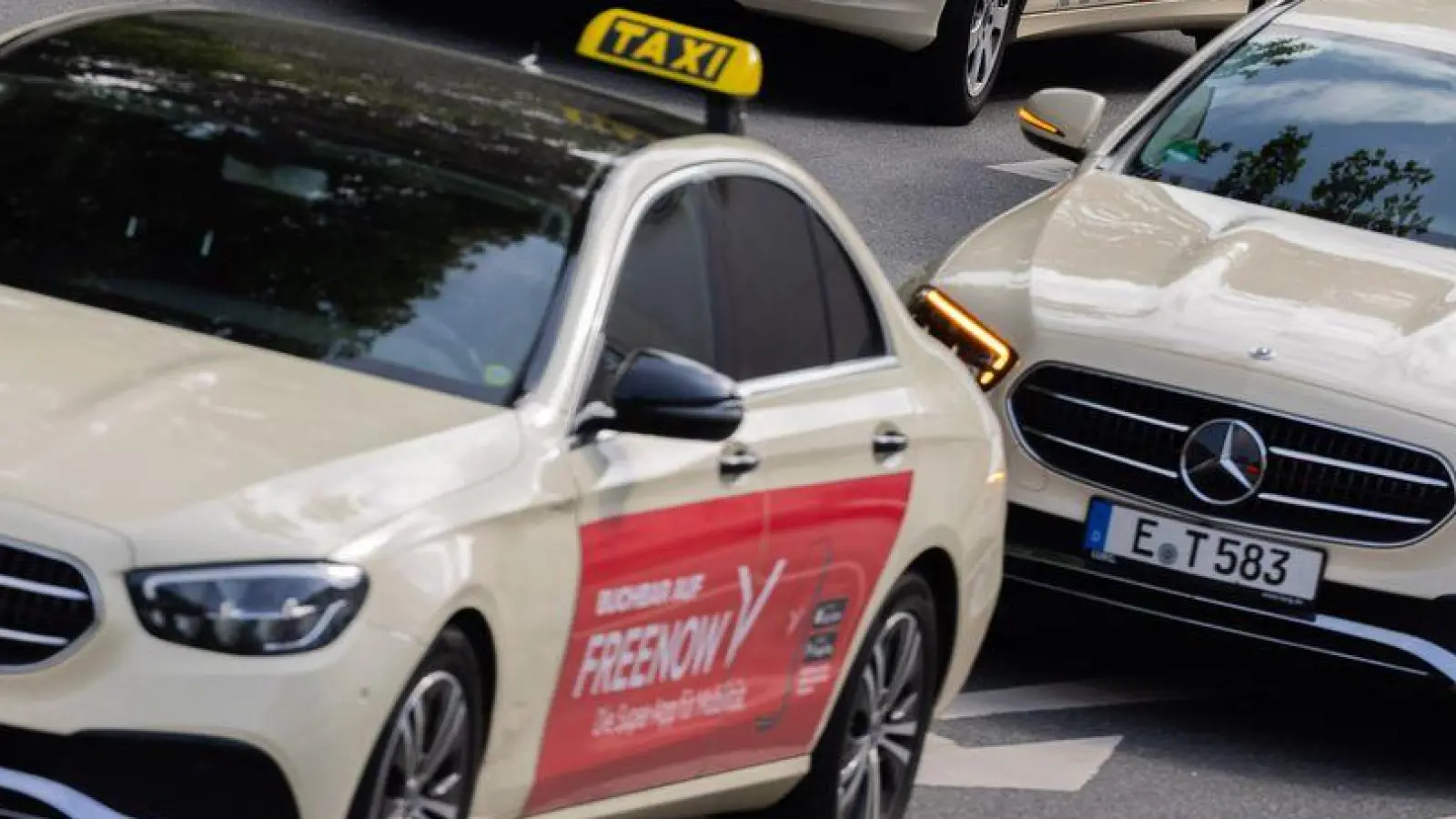 Die Taxibranche fordert Mindestpreise für die Mietwagenplattformen. (Archivbild) (Foto: Rolf Vennenbernd/dpa)