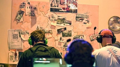 An einem Gamescom-Stand können Messebesucher noch bis Sonntag „Soko 1977“ zur Probe spielen. (Foto: Wolf von Dewitz/dpa)