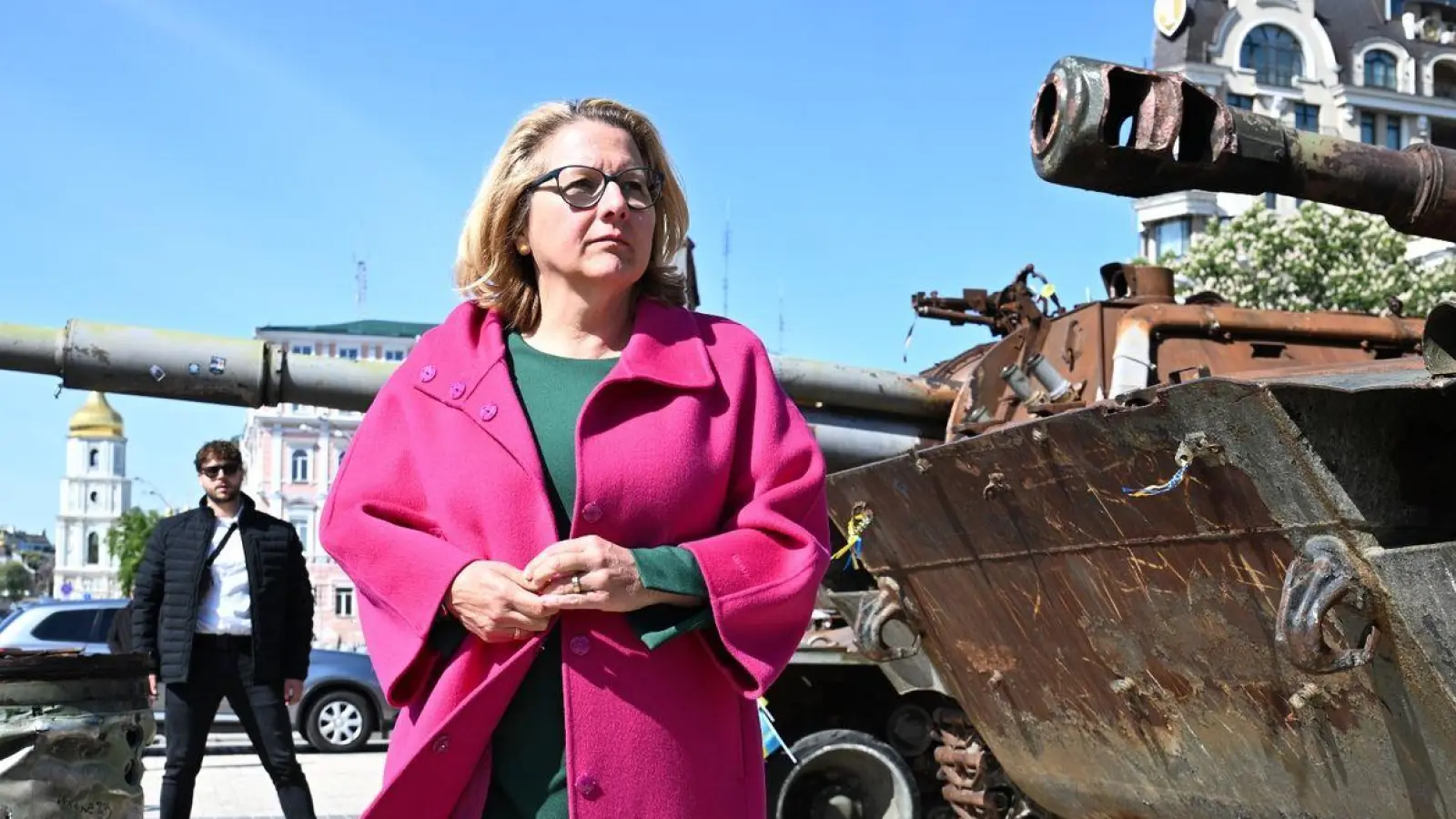 Entwicklungsministerin Svenja Schulze besichtigt während eines Besuchs in der Ukraine  Wracks russischer Panzer. (Foto: Sebastian Christoph Gollnow/dpa)