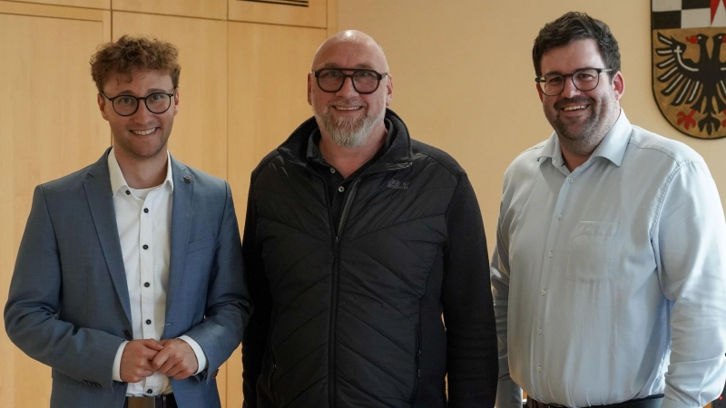 Landrat Marco Meier schlägt Christian Schmidt als neuen Kreisbrandrat des Landkreises Ansbach vor. Im Landratsamt Ansbach ist Sachgebietsleiter Jörg Scherbaum für das Feuerwehrwesen zuständig (von links). (Foto: Landratsamt Ansbach/Fabian Hähnlein)