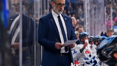 Ingolstadt-Coach Mark French erlebt ein 7:2 gegen München - der Sport wurde aber zur Nebensache. (Archivbild) (Foto: Sven Hoppe/dpa)