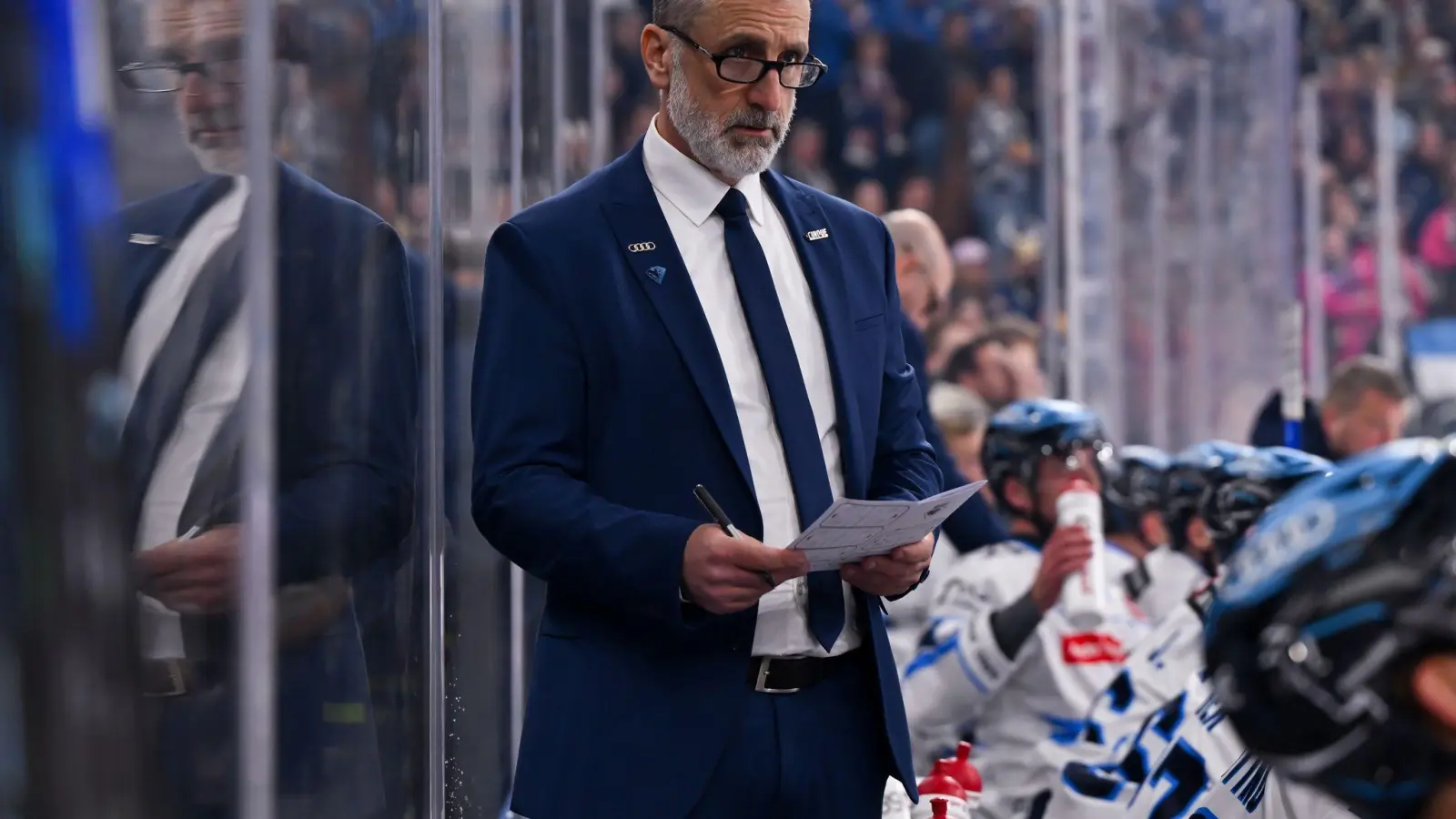 Ingolstadt-Coach Mark French erlebt ein 7:2 gegen München - der Sport wurde aber zur Nebensache. (Archivbild) (Foto: Sven Hoppe/dpa)