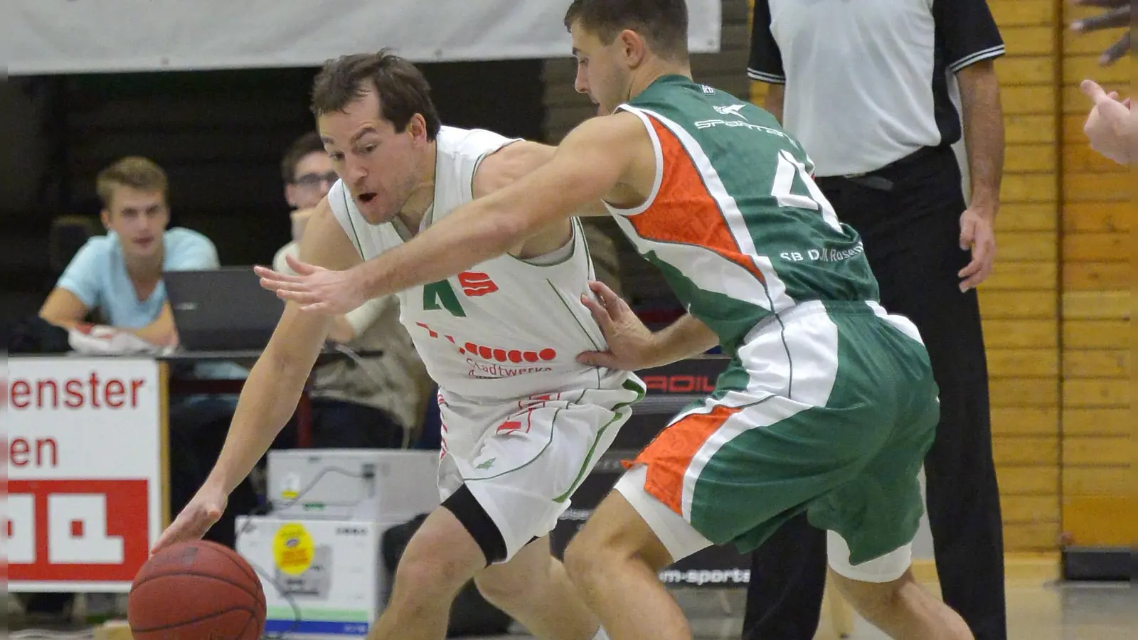 Immer auf dem Vormarsch: Nico Probst (links, hier in einer Partie gegen Rosenheim) prägte lange Jahre das Spiel der Piranhas. (Foto: MARTIN RUEGNER)