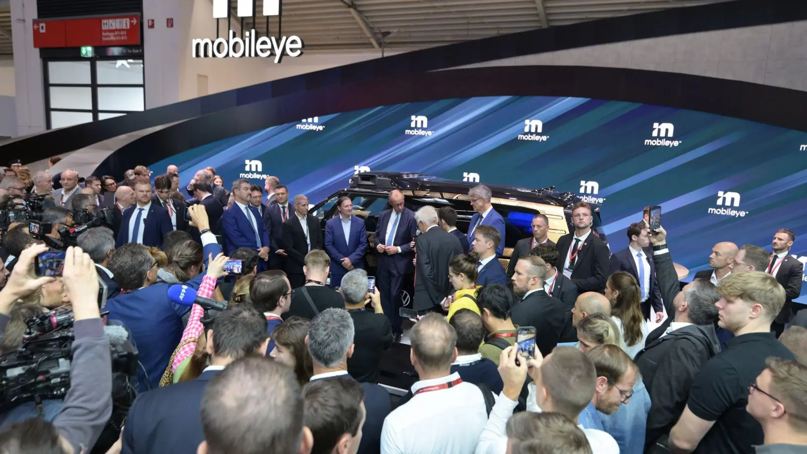 Die Automesse IAA war mit einer halben Million Besuchern eines der Großereignisse des Sommers in München. (Archiv)  (Foto: Peter Kneffel/dpa)