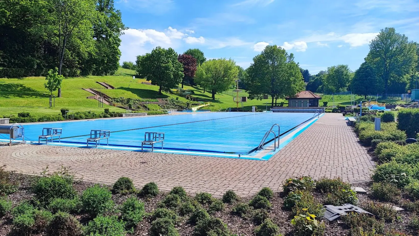 Durch eine Senkung der Personalkosten wollen die Grünen das Lichtenauer Freibad erhalten. (Foto: Manfred Eschenbacher)