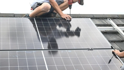18 Prozent der Privathaushalte in Deutschland haben mittlerweile eine Photovoltaik-Anlage auf dem Dach. (Symbolbild) (Foto: Bernd Weißbrod/dpa)