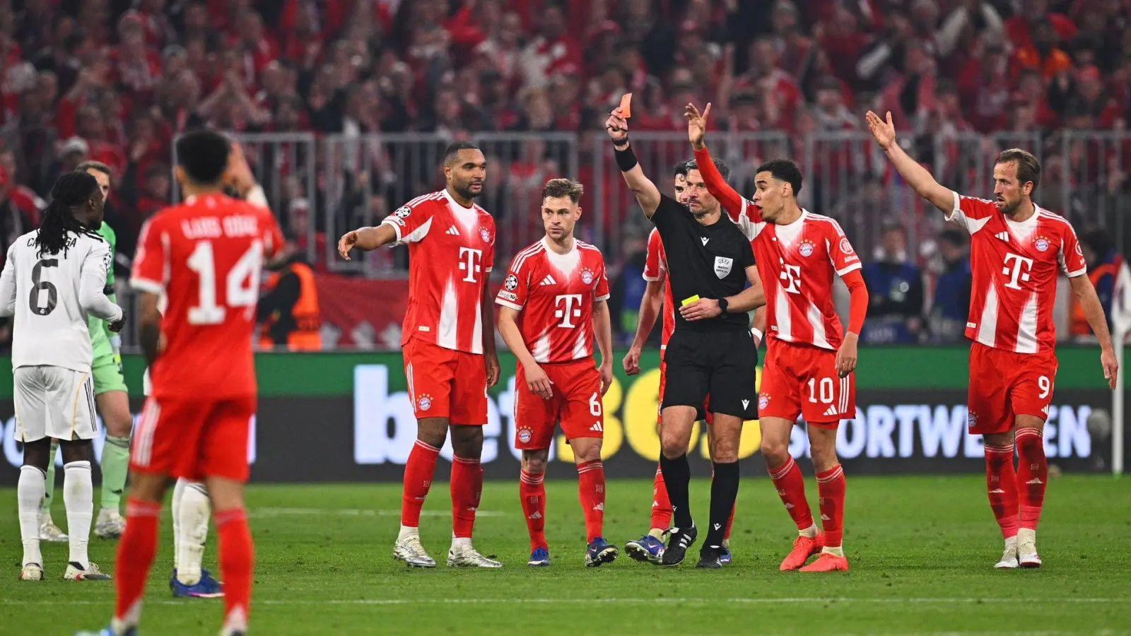 Die Schlüsselszene: Schiedsrichter Slavko Vinčić zeigt Reals Eduardo Camavinga (l) Gelb-Rot.  (Foto: Tom Weller/dpa)