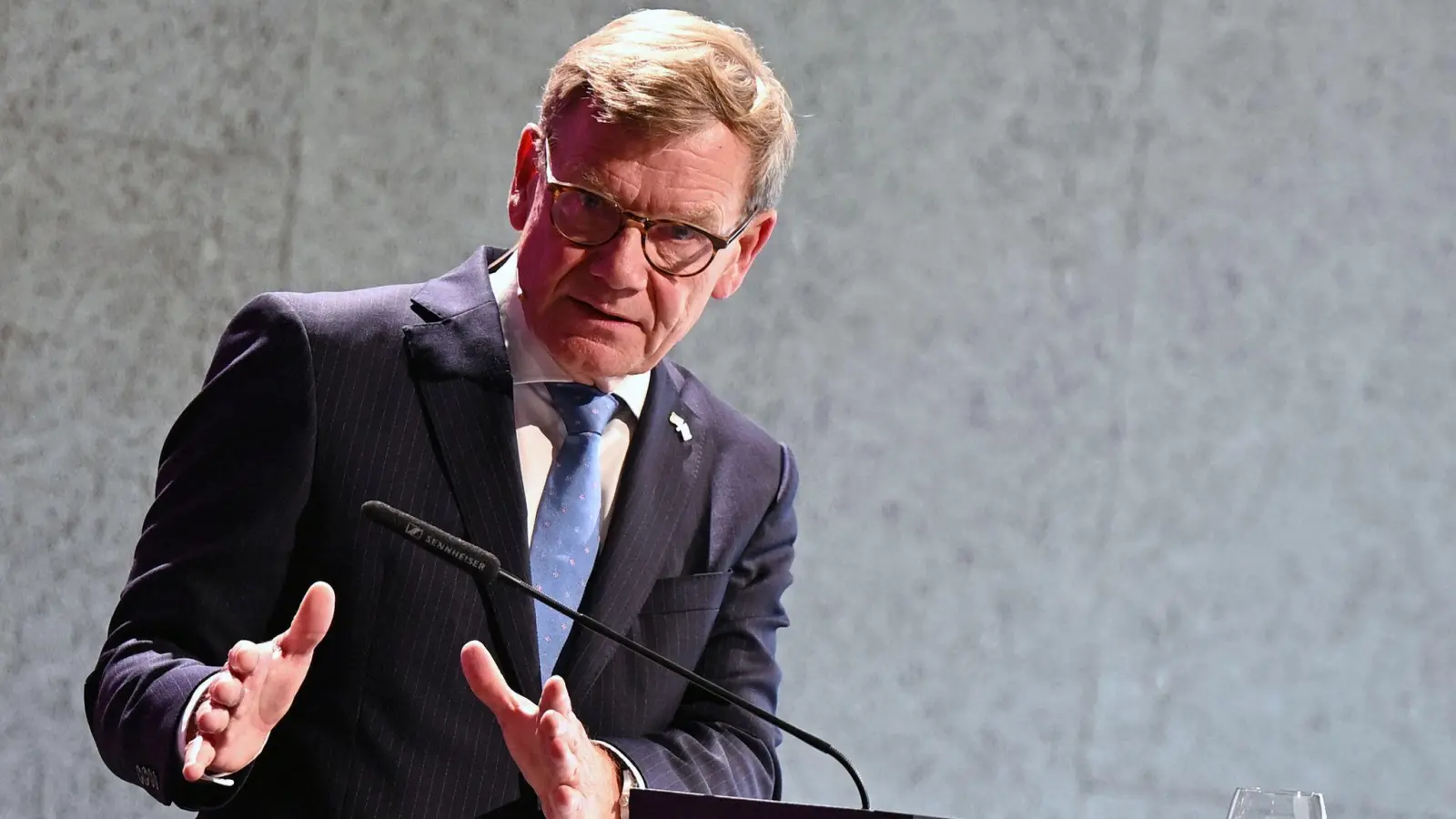 Klar in der Kritik, zögerlich bei den Konsequenzen: Der Außenminister bewertet in der Schweiz die Äußerungen des israelischen Polizeiministers. (Foto: Lilli Förter/dpa)