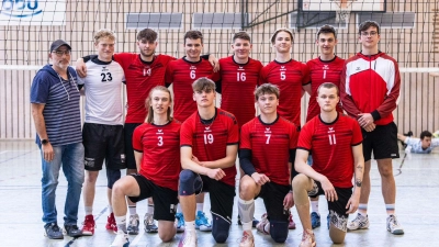 Die U20-Truppe des TV Bad Windsheim bei der Regionalmeisterschaft: (hinten, von links) Co-Trainer Thorsten Distler, Niklas Eberlein, Mika Schneider, Elias Gräbe, Felix Horn, Linus Kolla, Leonard Matyssek, Coach Oliver Hampel sowie (vorne, von links) Jannis Heindel, Hannes Reuter, Leon Kolla und Kiril Drozd. (Foto: privat)