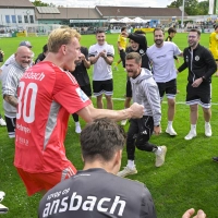 So sah sie aus, die Freude über den ersten Saisonsieg bei der SpVgg Ansbach: Im roten Trikot Torhüter Nils Leidenberger, rechts daneben Trainer Niklas Reutelhuber. (Foto: Martin Rügner)