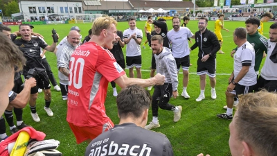 So sah sie aus, die Freude über den ersten Saisonsieg bei der SpVgg Ansbach: Im roten Trikot Torhüter Nils Leidenberger, rechts daneben Trainer Niklas Reutelhuber. (Foto: Martin Rügner)