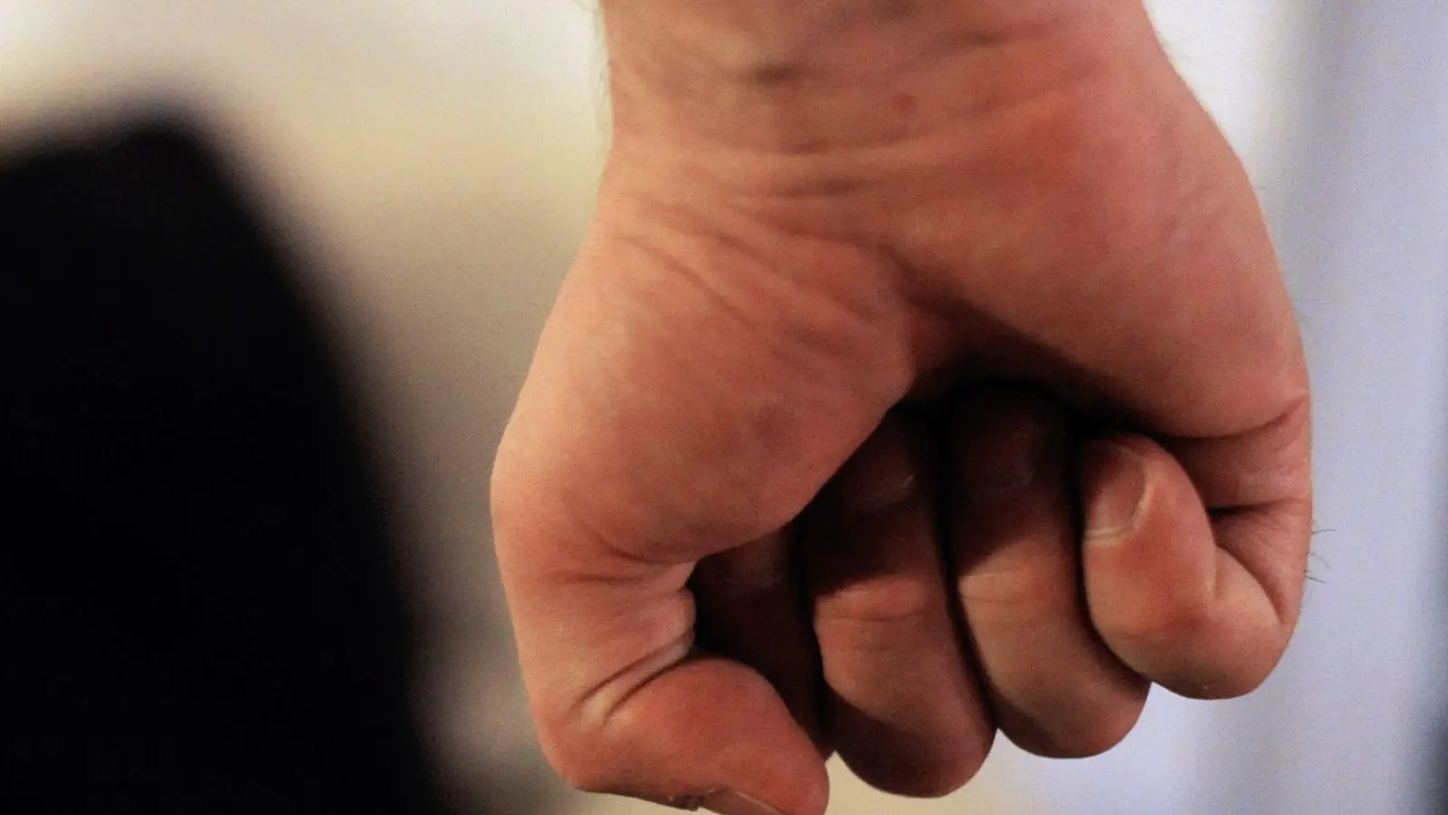 Der Mann soll die 18-Jährige so massiv gewürgt haben, dass sie im Krankenhaus behandelt werden musste. (Symbolbild) (Foto: picture alliance / Maurizio Gambarini/dpa)