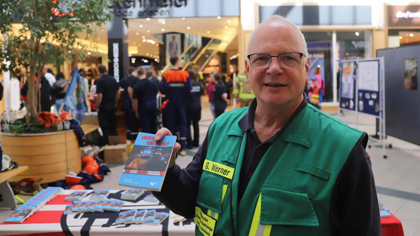 Beim Tag der Feuerwehr bietet Feuerwehrseelsorger Gerhard Werner ein Buch an. (Foto: Oliver Herbst)