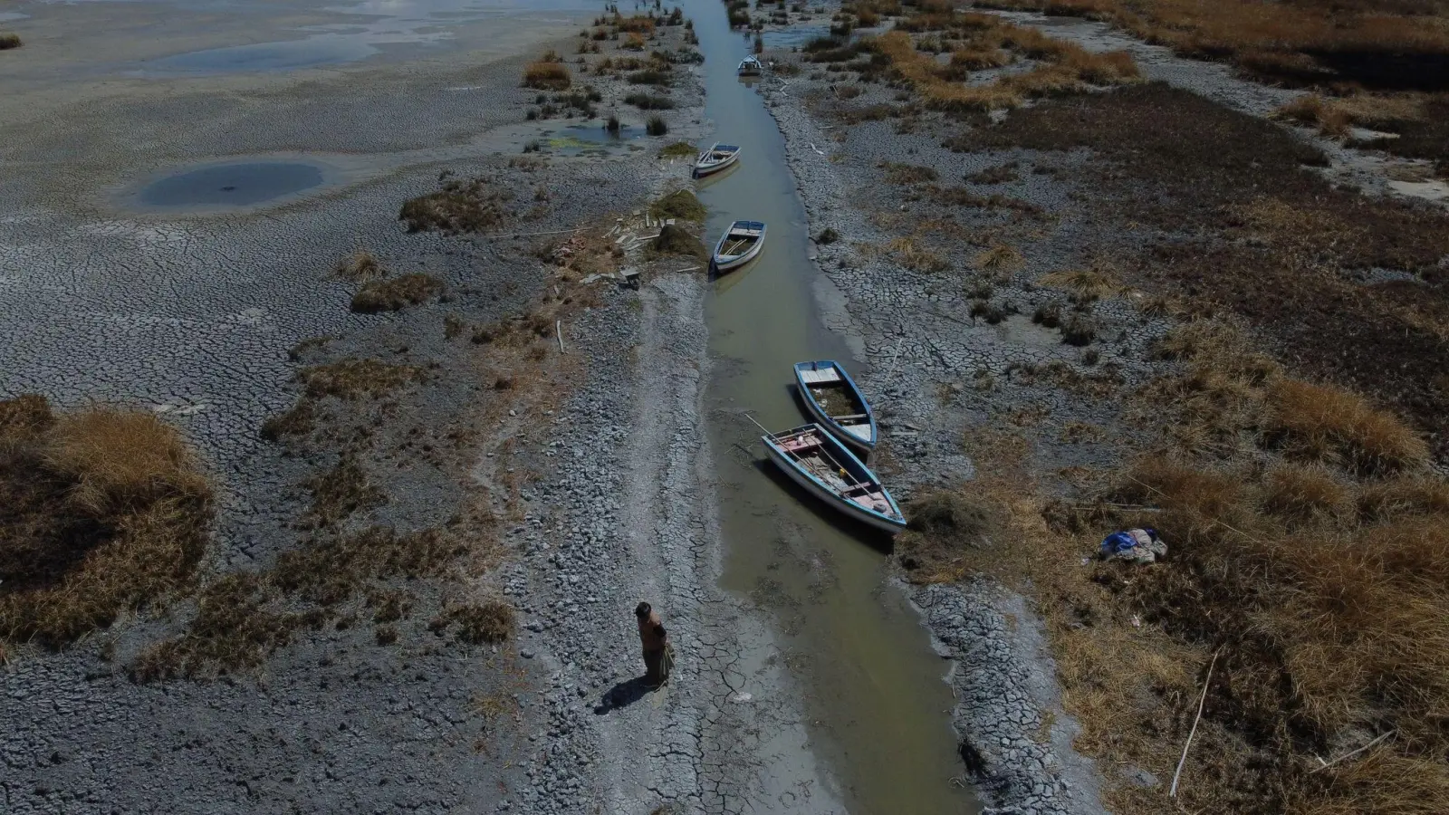 Boote an einem fast ausgetrockneten Ufer des Titicacasees nahe der Ortschaft Huarina in Bolivien. (Foto: Alexis Gomez/dpa)