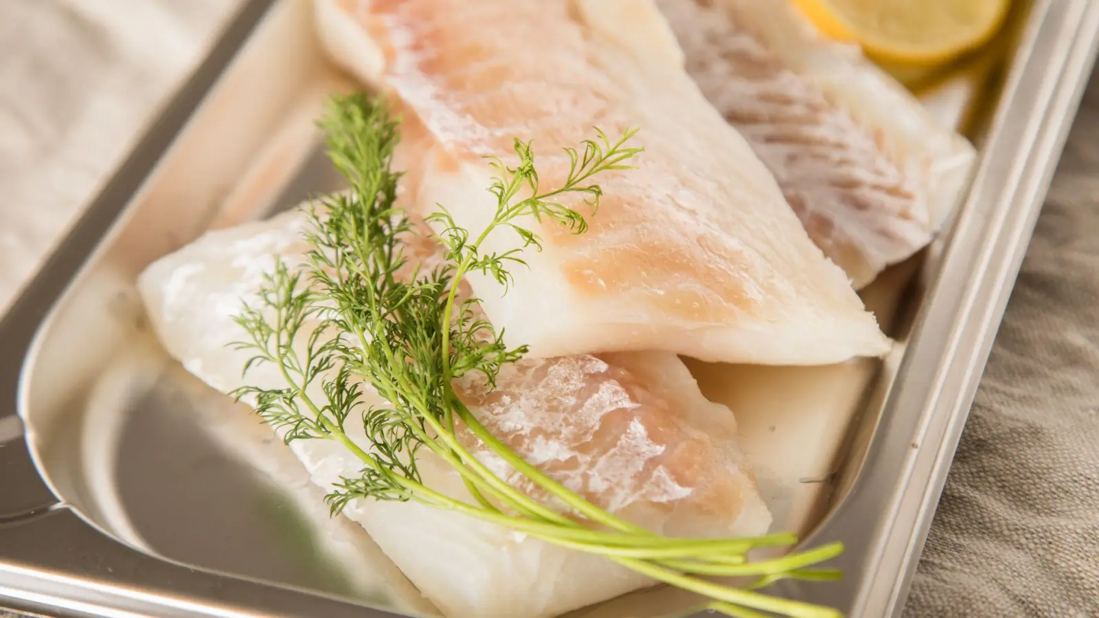 Sicherere Wahl für Schwangere: Schnellwüchsige Fischarten wie Kabeljau sind meist weniger belastet und gelten als unbedenklicher. (Foto: Christin Klose/dpa-tmn)