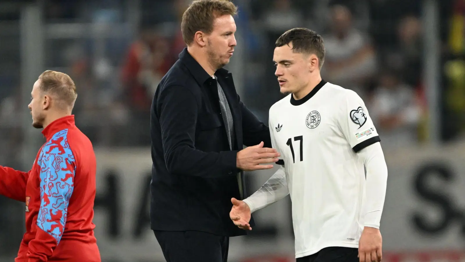Bundestrainer Nagelsmann (l.) bedankt sich bei Wirtz für seinen Einsatz.  (Foto: Federico Gambarini/dpa)