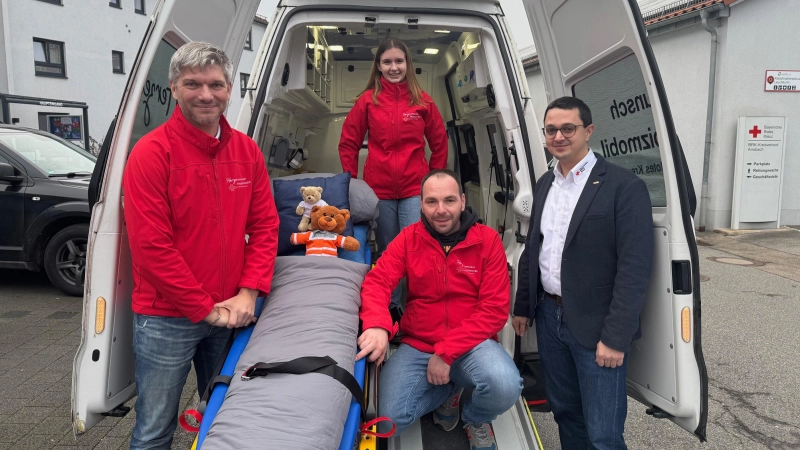 Ein Arbeitstreffen am BRK-Standort in Ansbach: Johannes Stegmann, Amelie Dietrich und Gabriel Schrader vom Herzenswünsche-Team sowie Christian Bernhard, Geschäftsführer des BRK-Kreisverbands Ansbach (von links).  (Foto: Lara Hausleitner)