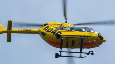 Ein Hubschrauber der ADAC Luftrettung fliegt am Himmel. (Foto: Robert Michael/dpa-Zentralbild/dpa/Symbolbild)