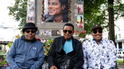 Tito, Jackie und Marlon Jackson haben anlässlich ihres Deutschlandkonzerts in München erstmals das Denkmal für ihren Bruder Michael besucht, der 2009 starb. (Foto: Lennart Preiss/dpa)