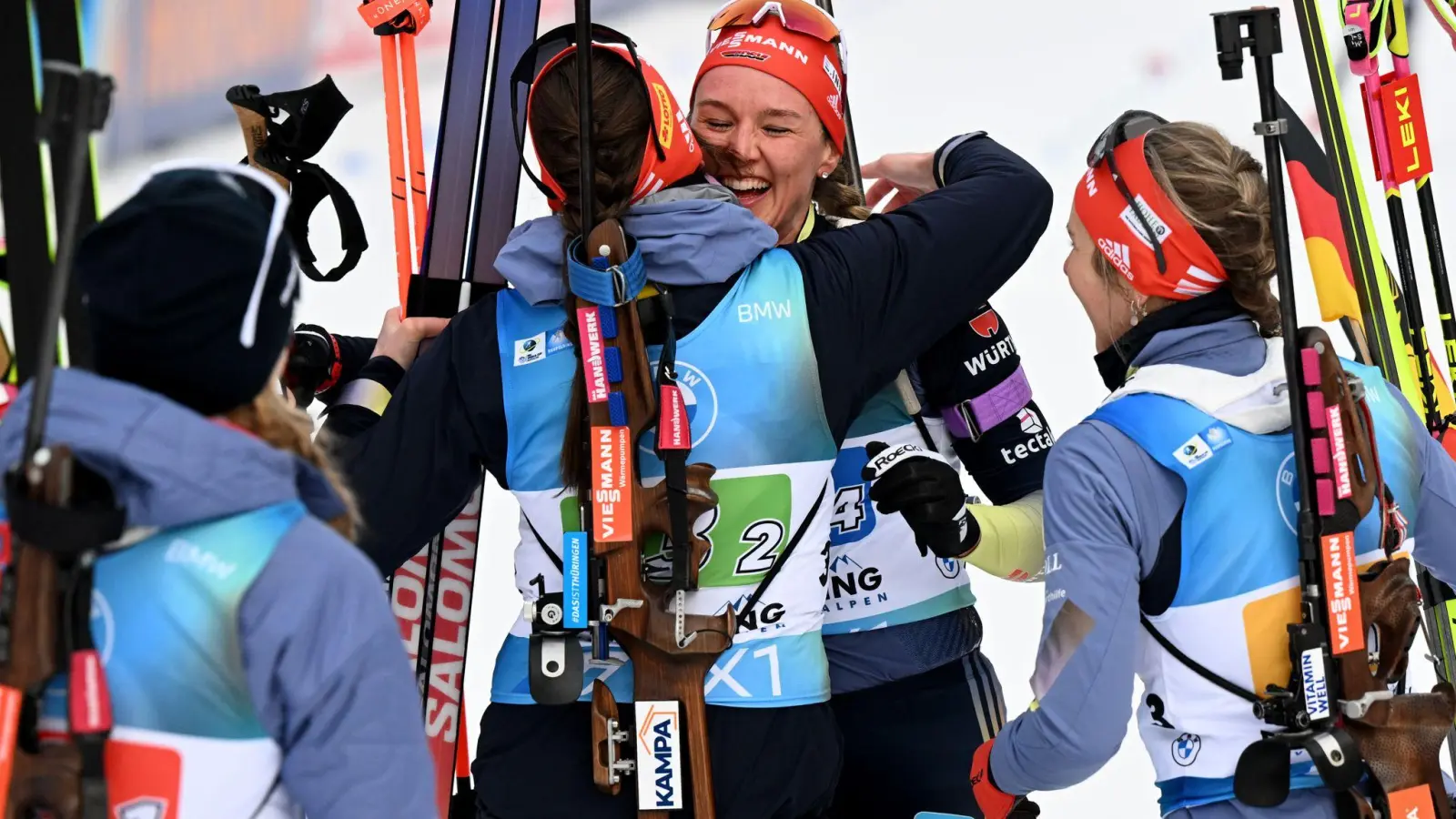 Die deutsche Frauen-Staffel freut sich im Ziel über Platz zwei. (Foto: Sven Hoppe/dpa)
