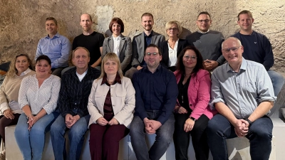 Die Kandidaten der CSU und der Freien Bürger treten gemeinsam bei der Kommunalwahl am 8. <br>März 2026 an. Bürgermeisterin Claudia Wust (in der Mitte der ersten Reihe) tritt wieder an. (Foto: Sylvia Fehlinger)