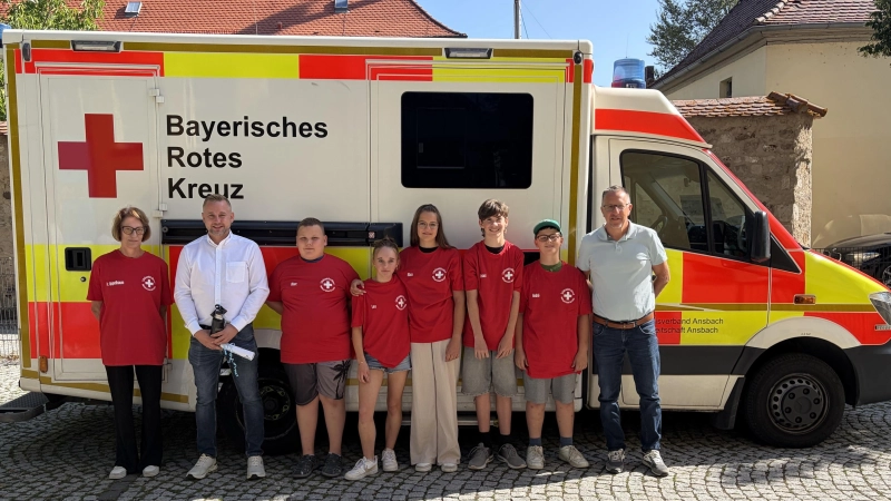 Die neuen Schulsanitäter der Wolfhard-Schule Herrieden mit Klassenlehrkraft Beatrix Appelbaum, BRK-Ausbildungsleiter Andre Herwig (links) und Schulleiter Christian Fischer (rechts). (Foto: Wolfhard-Schule)