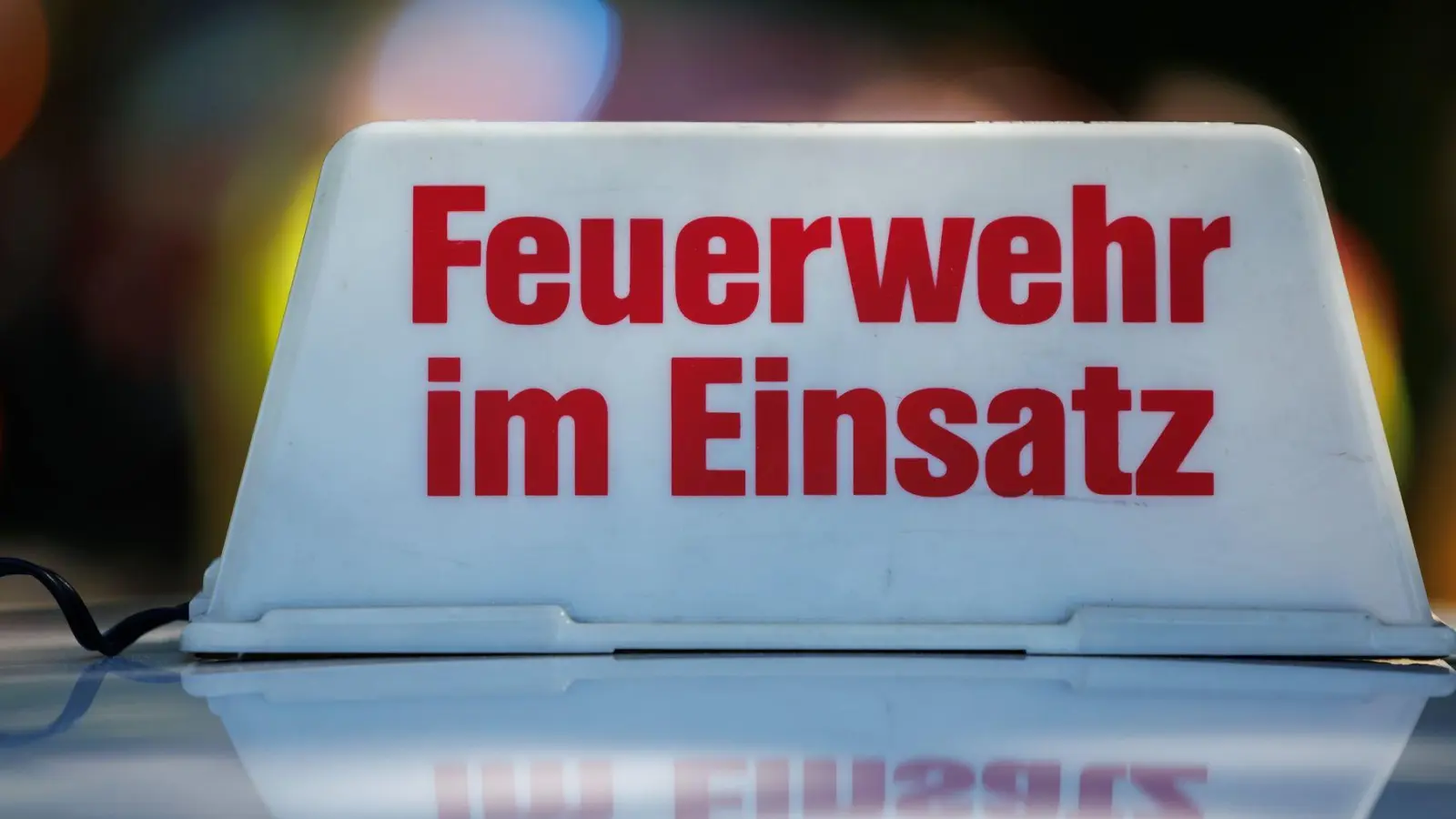 Die Feuerwehr konnte verhindern, dass die Flammen auf andere Gebäude übergreifen können. (Symbolbild) (Foto: Daniel Karmann/dpa)
