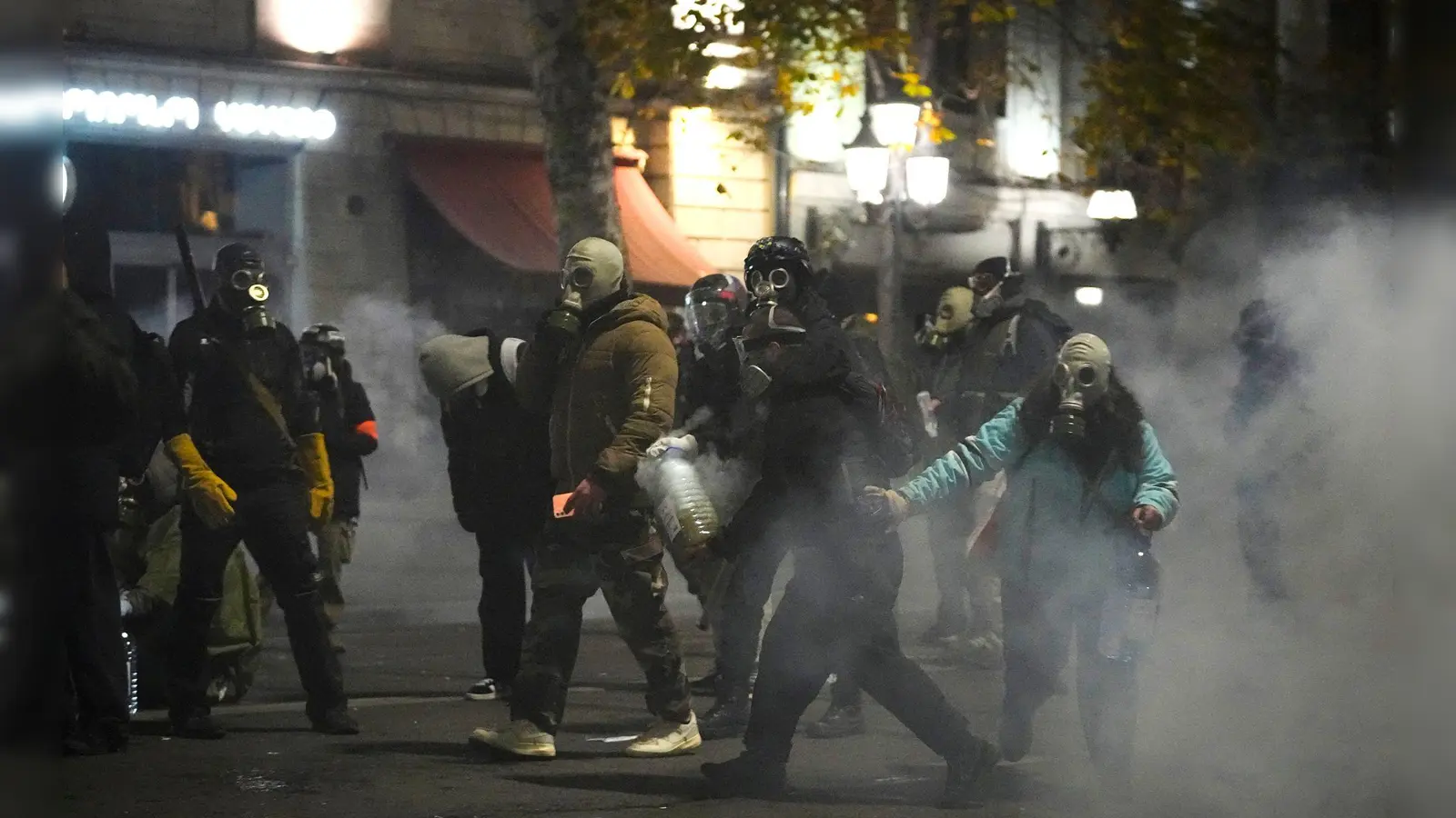 Seit Tagen kommt es bei den proeuropäischen Protesten in Georgien auch zu Gewalt. (Foto: Pavel Bednyakov/AP/dpa)