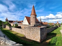 Schattenspiel der Abendsonne an der Stadtmauer - gesehen in Wolframs-Eschenbach (Foto: Harmens Karg)