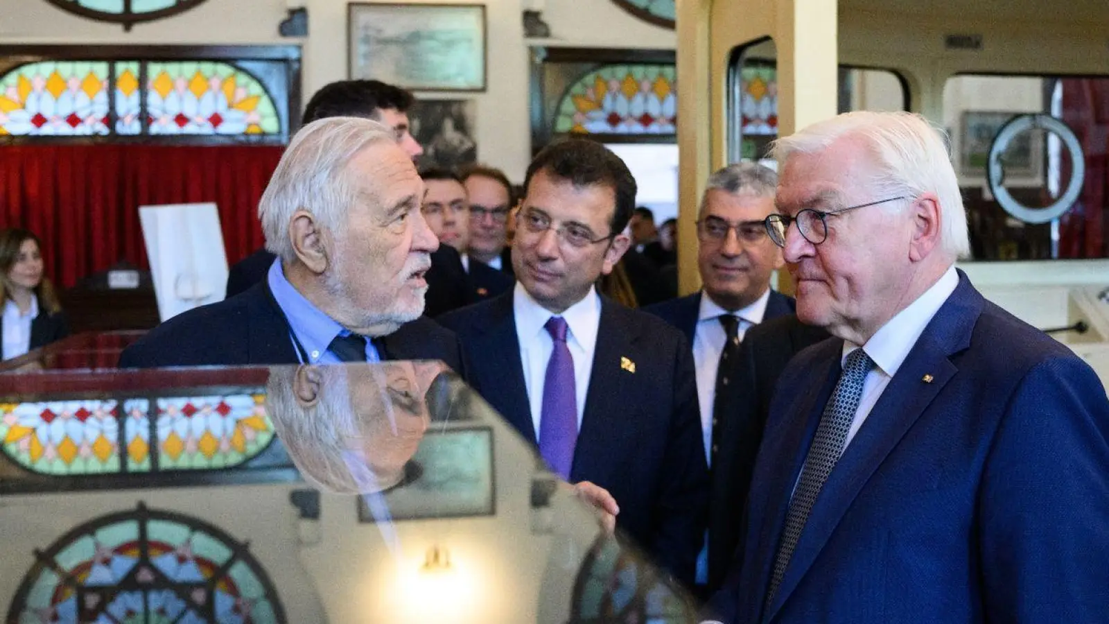 Bundespräsident Frank-Walter Steinmeier (r.) wird zusammen mit Ekrem Imamoglu (M.) vom Historiker Ilber Ortayli (l.) durch das Museum im Bahnhof Istanbul Sirkeci geführt. (Foto: Bernd von Jutrczenka/dpa)