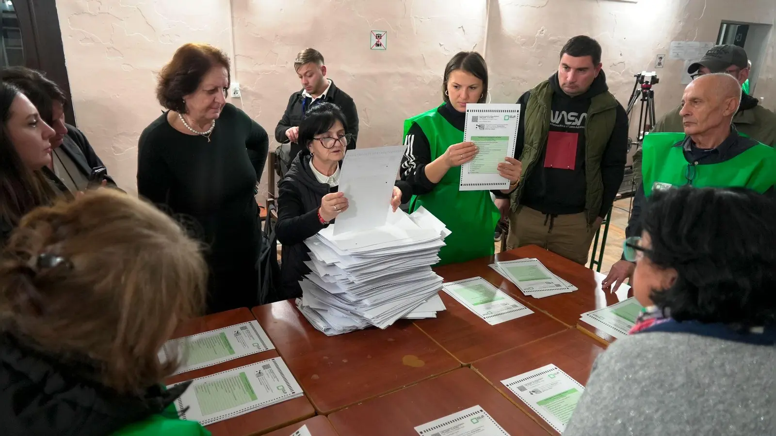 In Georgien haben die Menschen bei der Parlamentswahl über die Zukunft des Landes abgestimmt.  (Foto: Kostya Manenkov/AP/dpa)