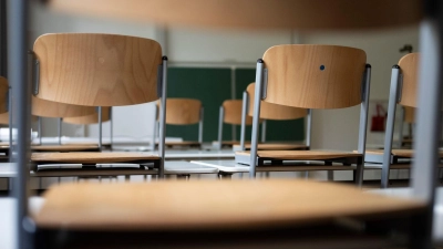 Ob die Tafel und Stühle im Klassenzimmer, die Schulkantine, Computer in der Verwaltung oder Straßenbau - öffentliche Beschaffung betrifft viele Bereiche. (Symbolbild) (Foto: Marijan Murat/dpa)