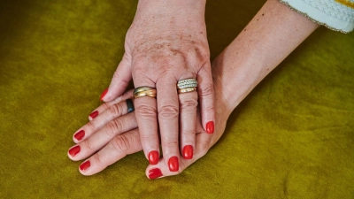 Loslassen: Das kann bei der eigenen Mutter schwierig sein. (Foto: Annette Riedl/dpa/dpa-tmn)